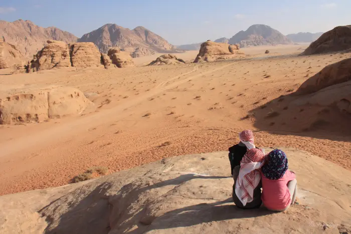 wadi-rum-voyage-sur-mesure-jordanie photo famille désert du Wadi Rum, Jordanie