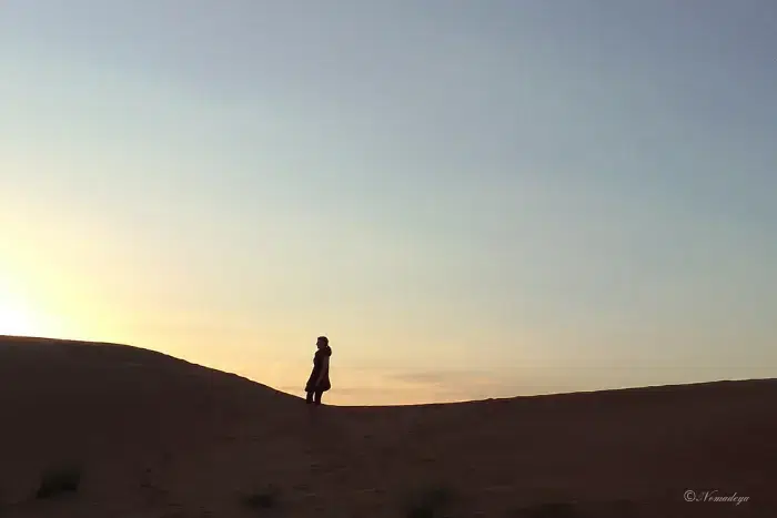 Voyage-sur-mesure-hors sentiers-battus photo de Sophie, au coucher de soleil à Oman dans les dunes